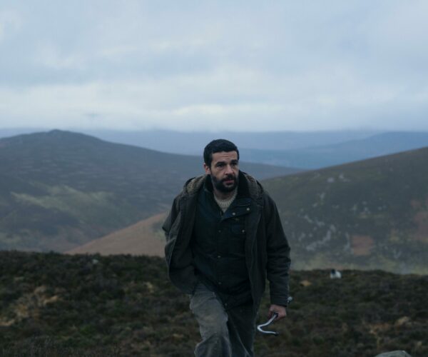 Bordeau Cinéma Théâtre - 03_BringThemDown_PatrickRedmond_©MUBI_ChristopherAbbott_Michael walking up a mountain