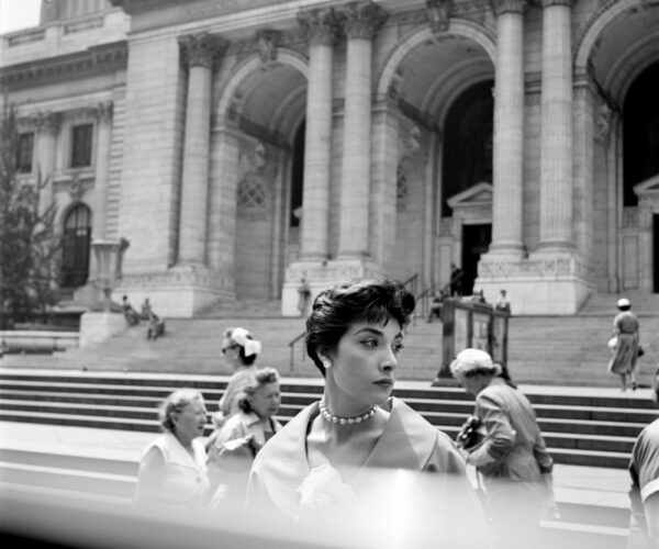 Bordeau Cinéma Théâtre - FVM_Woman Hat NY Public Library_©Vivian Maier_Maloof Collection_online